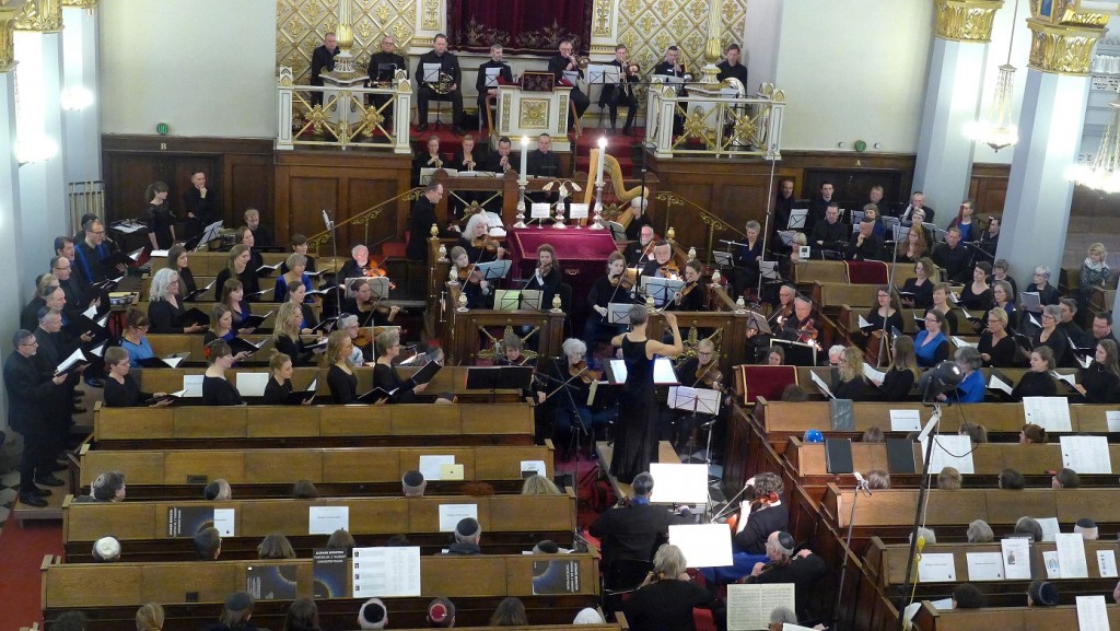 Akademisk kor orkester dirigent under opførelsen af kaddish i synagogen
