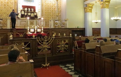 bent-lexner-fremviser-torahruller-i-synagogen