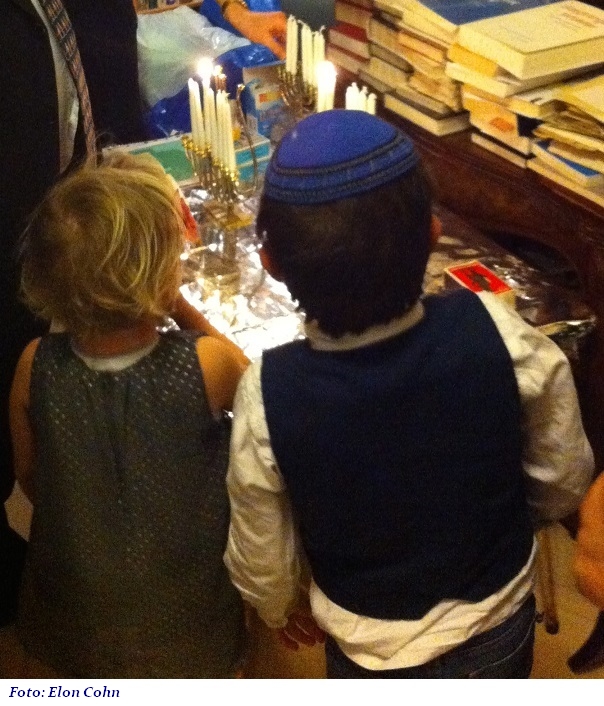 Børnene ser på Chanukah lysene