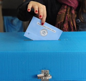 Stemmeseddel lægges i valgboks